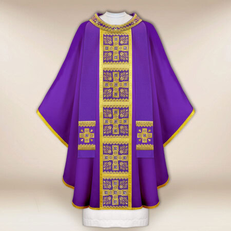 Chasuble liturgique violette avec des croix