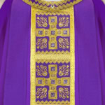 Chasuble liturgique violette avec des croix