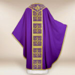 Chasuble liturgique violette avec des croix
