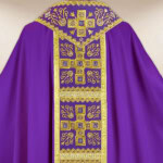 Chasuble liturgique violette avec des croix