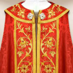 chape liturgique rouge IHS brodée