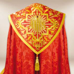 chape liturgique rouge IHS brodée