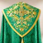 Chape liturgique brodée verte