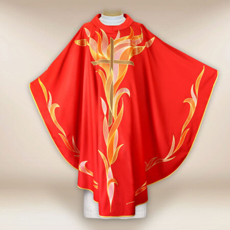 Chasuble liturgique brodée avec croix rouge
