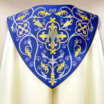 Chape liturgique brodée mariale