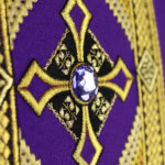 Chasuble brodée violet