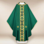 Chasuble brodée verte