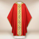 Chasuble brodée rouge avec des croix