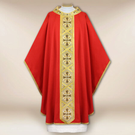 Chasuble brodée rouge avec des croix