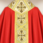 Chasuble brodée rouge avec des croix
