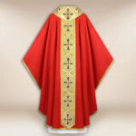 Chasuble brodée rouge avec des croix