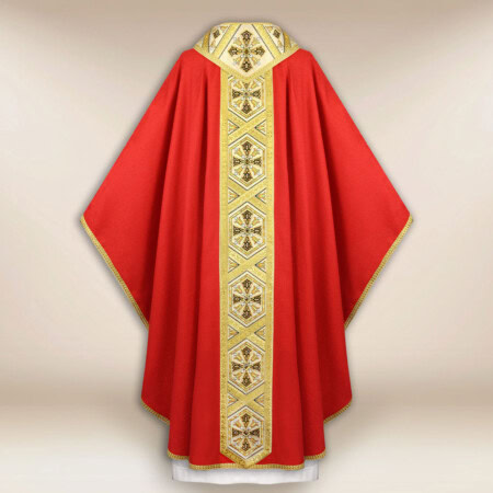 Chasuble brodée rouge avec des croix
