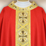 Chasuble brodée rouge avec des croix