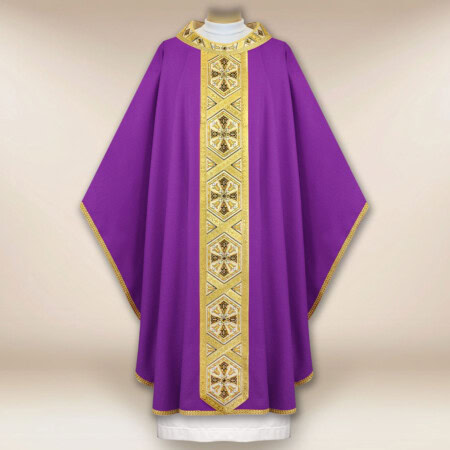 Chasuble brodée violette avec des croix