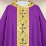 Chasuble brodée violette avec des croix