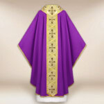 Chasuble brodée violette avec des croix