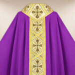 Chasuble brodée violette avec des croix
