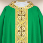 Chasuble brodée verte avec des croix
