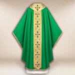 Chasuble brodée verte avec des croix