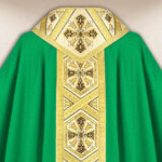 Chasuble brodée verte avec des croix