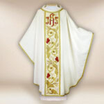 Chasuble brodée avec IHS