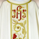 Chasuble brodée avec IHS
