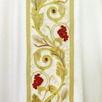 Chasuble brodée avec IHS