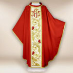 Chasuble brodée avec IHS