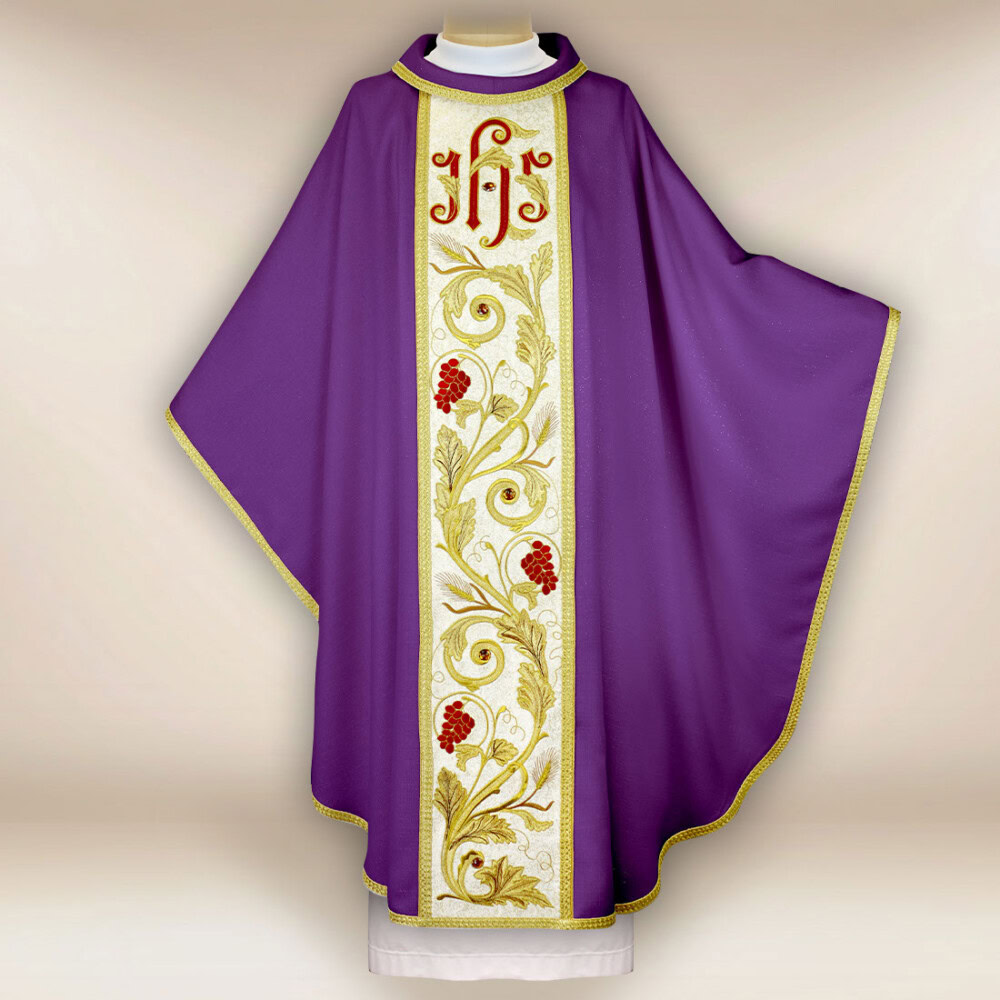 Chasuble brodée avec IHS