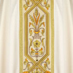 Chasuble écrue brodée avec ceinture