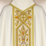 Chasuble écrue brodée avec ceinture