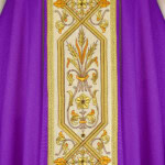 Chasuble violette brodée avec ceinture