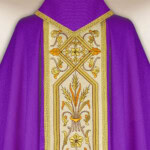Chasuble violette brodée avec ceinture
