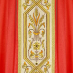 Chasuble rouge brodée avec ceinture