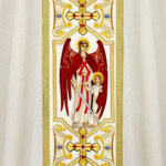 Chasuble brodée liturgique avec l'image des Archanges
