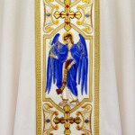 Chasuble brodée liturgique avec l'image des Archanges