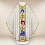 Chasuble brodée liturgique avec l'image des Archanges
