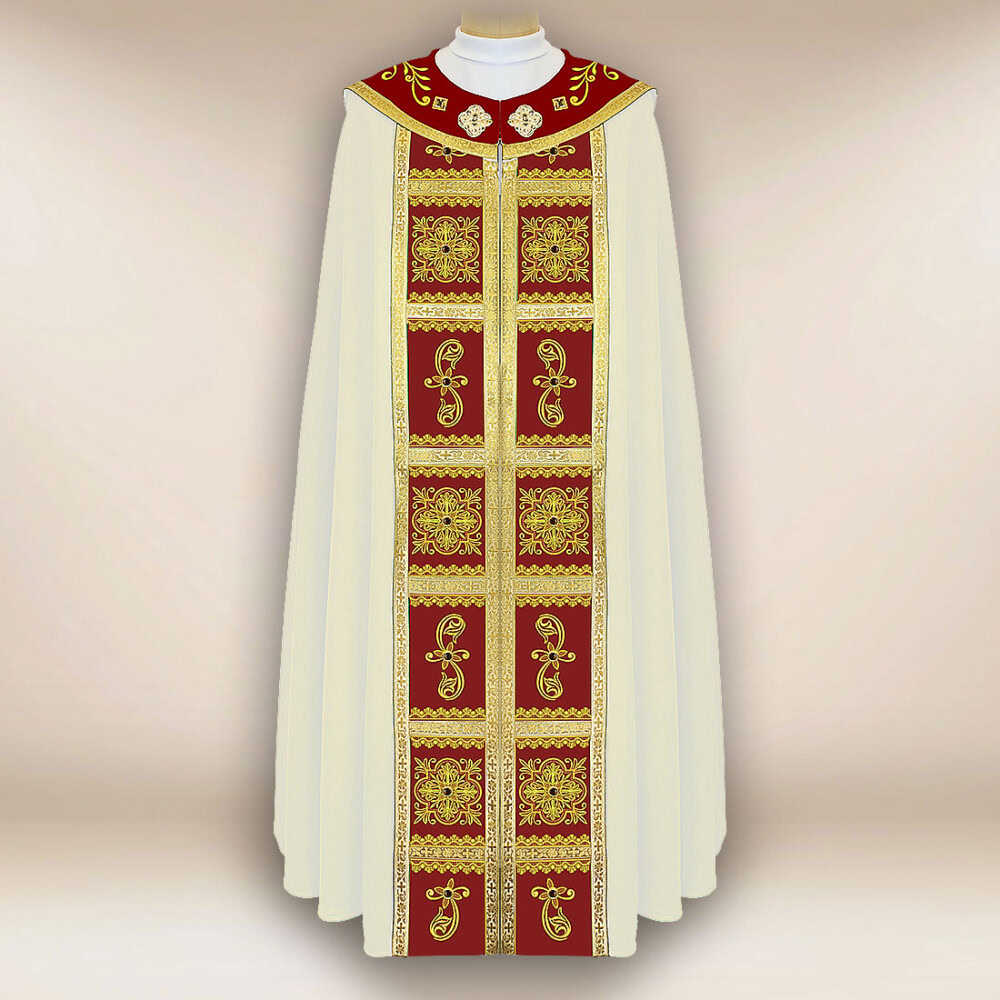 chape liturgique écrue avec galons bordeaux