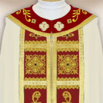 chape liturgique écrue avec galons bordeaux