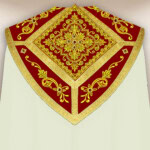 chape liturgique écrue avec galons bordeaux