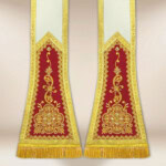Étole romaine écrue avec panneaux bordeaux et broderie dorée