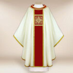 Chasuble brodée écrue avec ceinture bordeaux