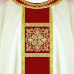 Chasuble brodée écrue avec ceinture bordeaux