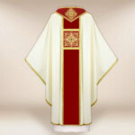 Chasuble brodée écrue avec ceinture bordeaux