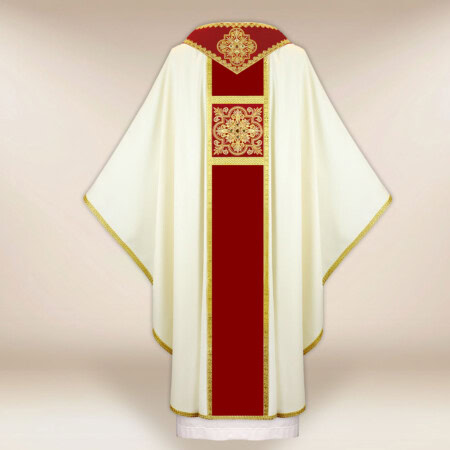 Chasuble brodée écrue avec ceinture bordeaux