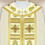 chape liturgique écrue avec croix