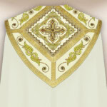 chape liturgique écrue avec croix