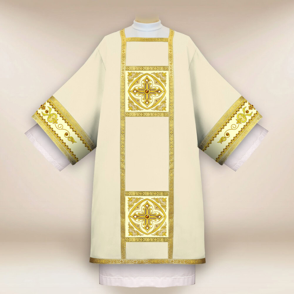 Dalmatique brodée écrue avec croix