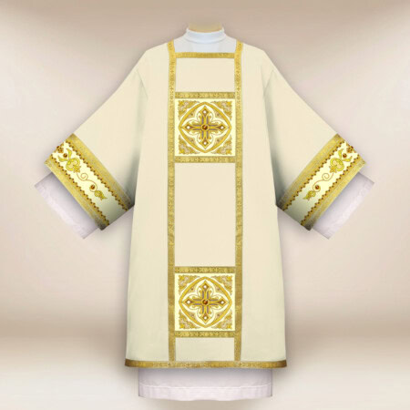 Dalmatique brodée écrue avec croix