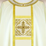 Chasuble brodée écrue avec croix